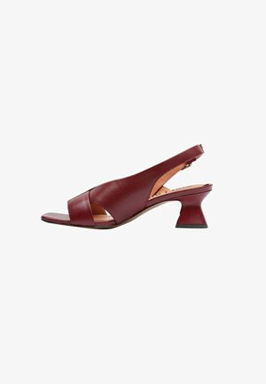 Sandalo slingback in pelle bordeaux con punta aperta, tacco basso curvo a blocco e ampie fasce incrociate.