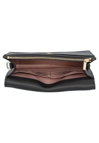 Portafoglio in pelle nera con zip dorata, caratterizzato da un morbido interno beige, numerosi scomparti per carte e un ampio vano per denaro.