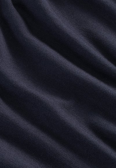 Marineblauem Stoff, der eine glatte, gerippte Textur mit subtilen Wellen zeigt, geeignet für Bekleidungs- oder Polsteranwendungen.