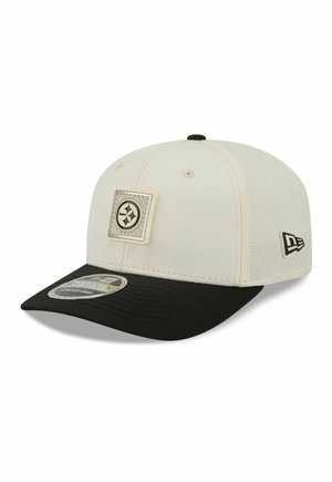 Weißer und schwarzer Baseballcap mit Pittsburgh Steelers Logo vorne und New Era Logo an der Seite.
