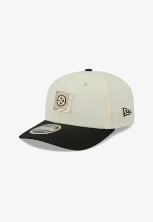 Weißer und schwarzer Baseballcap mit Pittsburgh Steelers Logo vorne und New Era Logo an der Seite.