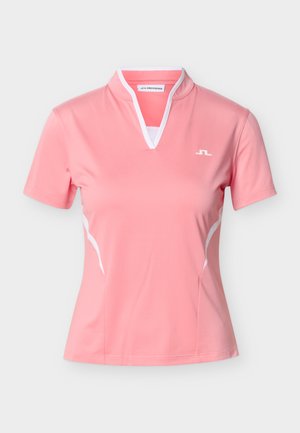 Camiseta deportiva rosa de manga corta con ribete blanco en el escote en V, rayas laterales blancas y un pequeño logotipo blanco en el lado izquierdo del pecho.