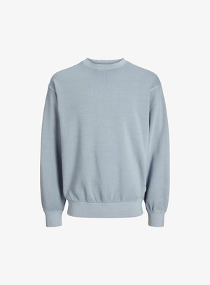 Svetlo modra majica z dolgimi rokavi, izdelana iz mehkega materiala, s krožnim izrezom, dolgimi rokavi, rebrastimi manšetami in nagubanimi robovi na pasu.