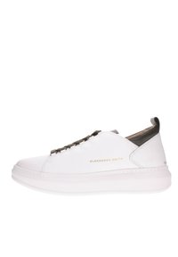 Sneaker bianco con tomaia in pelle liscia, lacci verde oliva e un logo discreto. Presenta una suola bianca voluminosament e un design elegante.