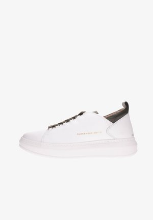 Sneaker bianco con tomaia in pelle liscia, lacci verde oliva e un logo discreto. Presenta una suola bianca voluminosament e un design elegante.