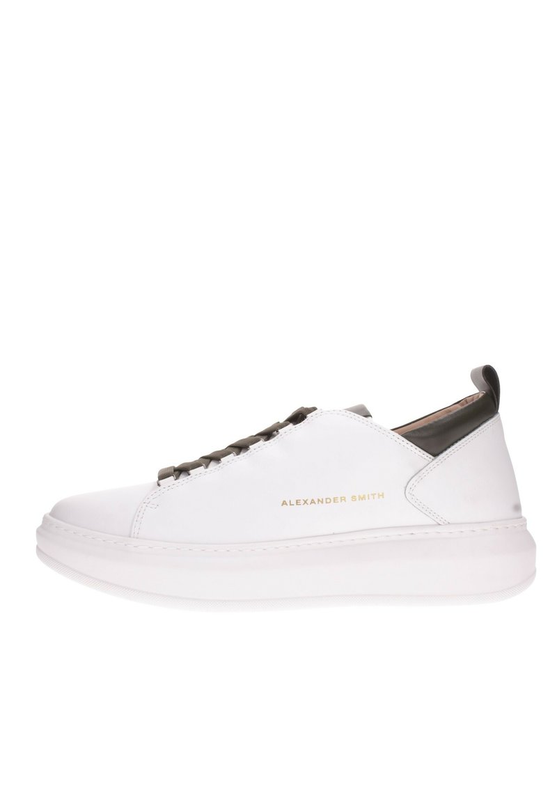 Sneaker bianco con tomaia in pelle liscia, lacci verde oliva e un logo discreto. Presenta una suola bianca voluminosament e un design elegante.