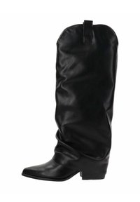 Bota de cuero negro hasta la rodilla con un diseño arrugado, punta afilada, tacón cónico y una prominente pestaña trasera para facilitar su puesta.