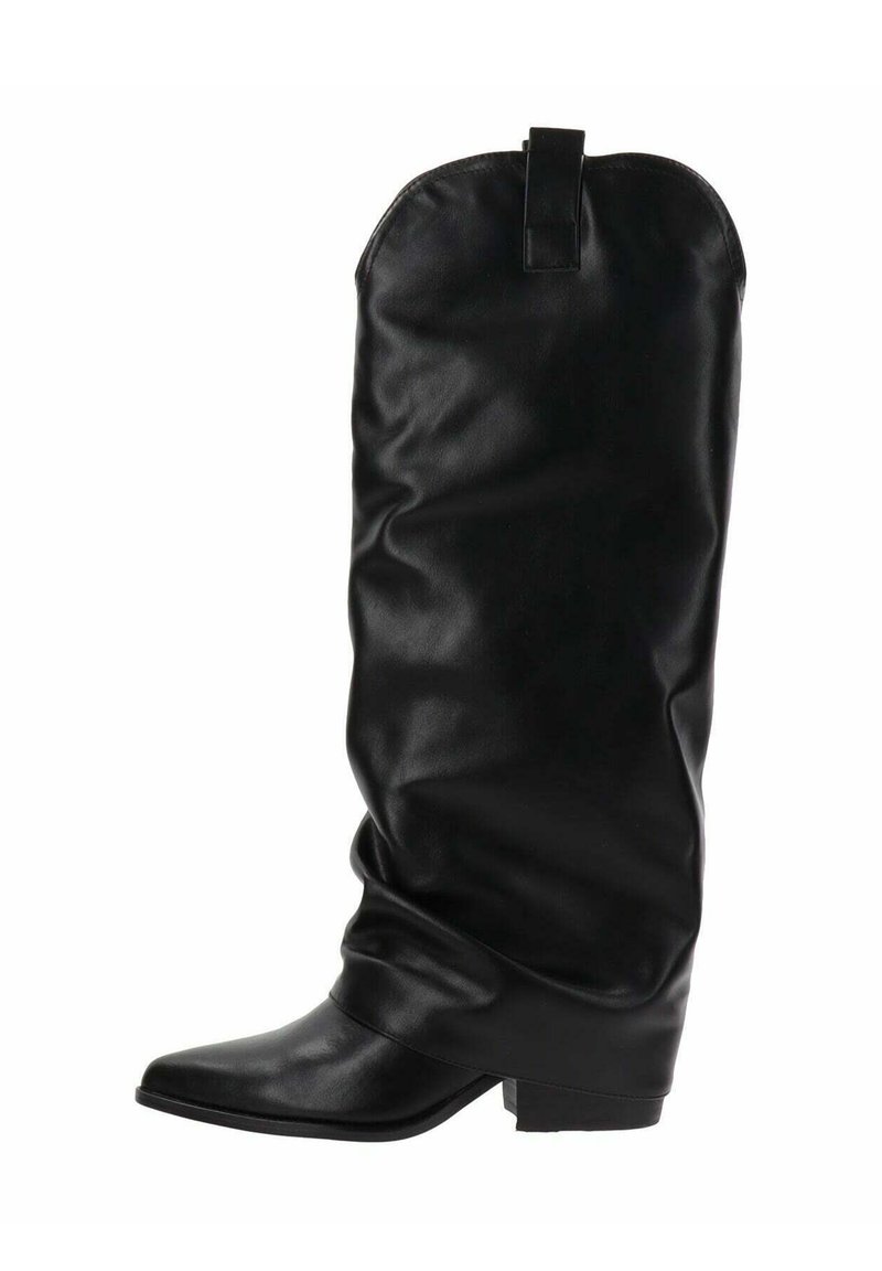 Bota de cuero negro hasta la rodilla con un diseño arrugado, punta afilada, tacón cónico y una prominente pestaña trasera para facilitar su puesta.
