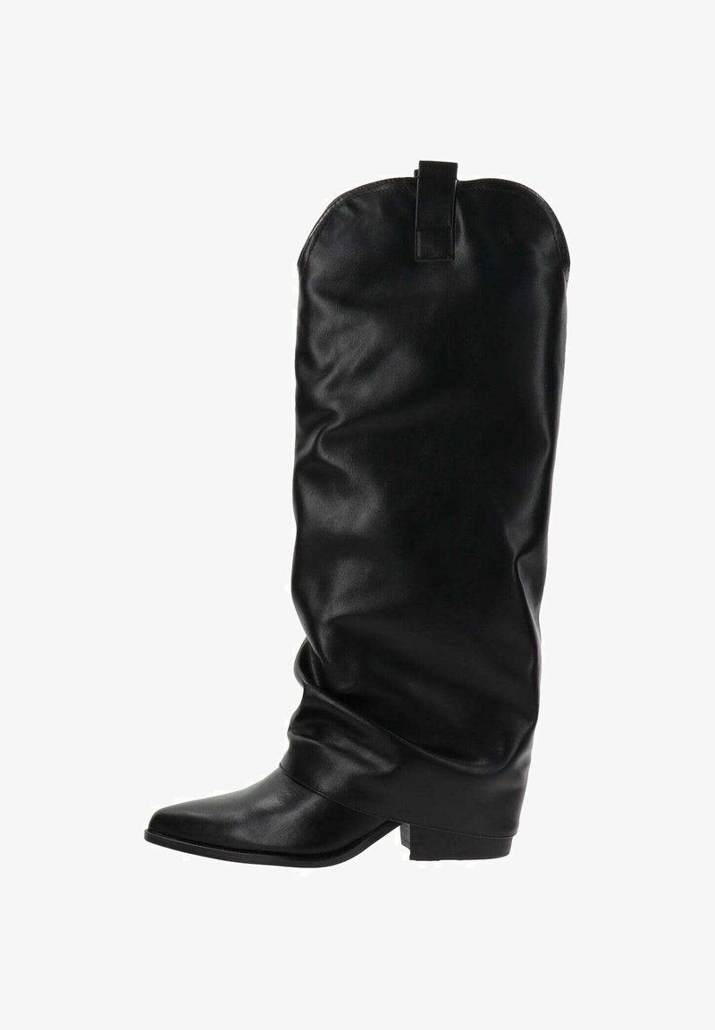 Bota de cuero negro hasta la rodilla con un diseño arrugado, punta afilada, tacón cónico y una prominente pestaña trasera para facilitar su puesta.