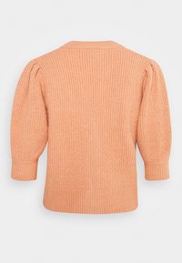 Persikofärgad stickad tröja med ribbat mönster, rundad krage och puffärmar som avslutas med åtsittande manschetter. Bakvyn visar en enkel design.