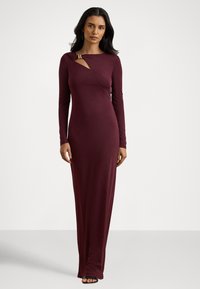 Dolga bordo obleka iz mehkega blaga, z dolgimi rokavi, izrezom na izrezu in zlato poudarkom na rami.