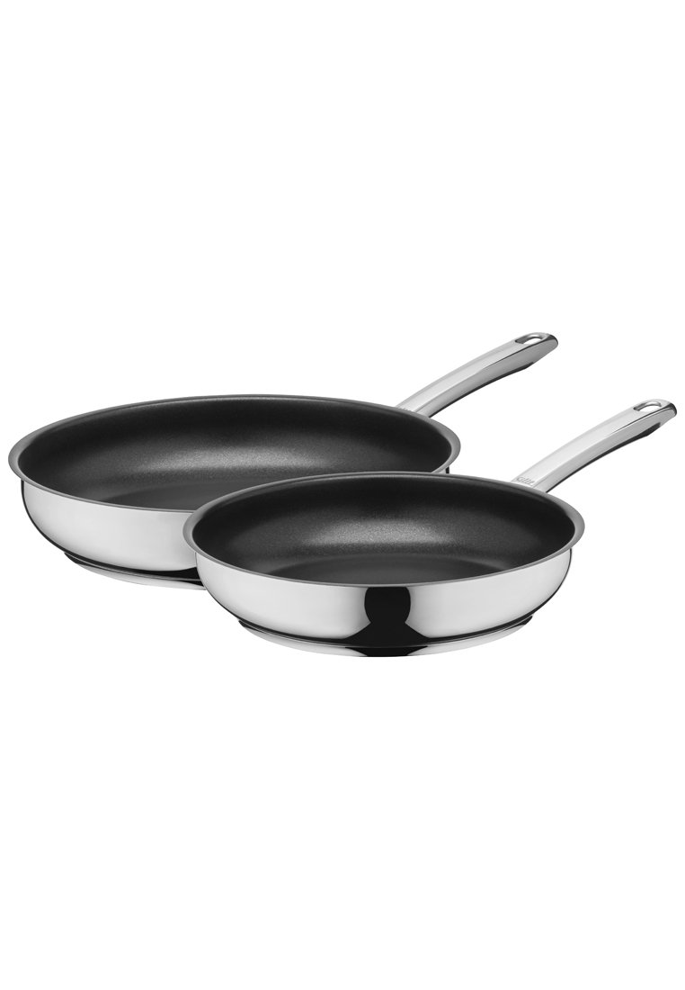 Deux poêles antiadhésives, l'une plus grande et l'autre plus petite, avec des corps en acier inoxydable, des intérieurs noirs lisses et des poignées ergonomiques argentées.