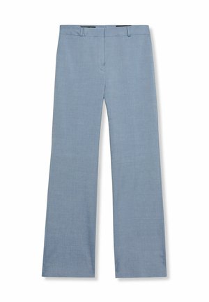 Lichtblauwe rechte broek met riemlussen, voorrits en een getailleerde pasvorm, afgebeeld tegen een witte achtergrond.