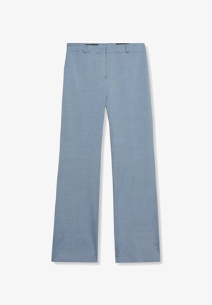 Lichtblauwe rechte broek met riemlussen, voorrits en een getailleerde pasvorm, afgebeeld tegen een witte achtergrond.