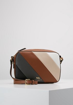 Obdélníková kabelka přes rameno s diagonálními panely z černé, hnědé, béžové a bílé kůže, opatřená zlatou sponou a logem KGL na přední straně.