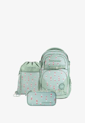 Rucksackset bestehend aus einem Hauptrucksack, einem Zugbeutel und einem Federmäppchen, alles in Mintgrün mit rot-weißen Punkten.