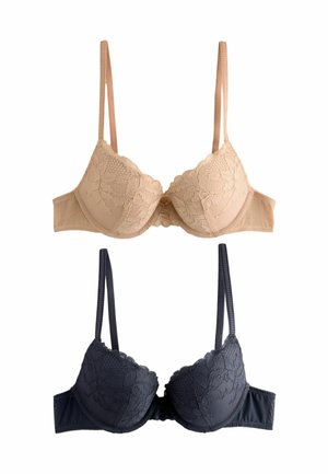 Beige en marine blauwe bh's, met kantdetails, padded cups, verstelbare banden en beugel, verticaal gestapeld tegen een witte achtergrond.