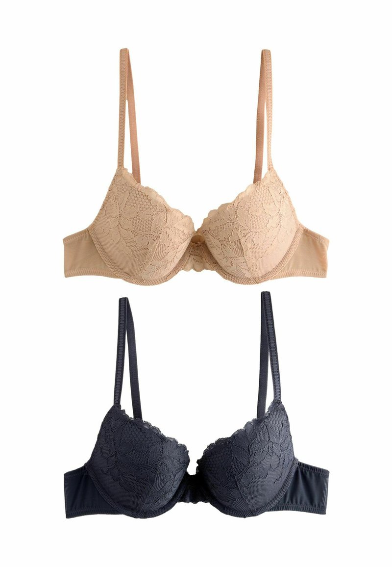 Beige en marine blauwe bh's, met kantdetails, padded cups, verstelbare banden en beugel, verticaal gestapeld tegen een witte achtergrond.