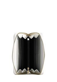 Portafoglio con cerniera, di colore bianco all'esterno e nero all'interno. Caratterizzato da più scomparti per carte e una tasca centrale con cerniera. Dettagli in metallo dorato.