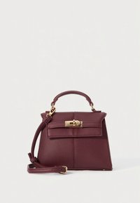 Bordeauxrode leren handtas met een gestructureerde vorm, een handvat aan de bovenkant, een afneembare schouderriem en goudkleurige hardware. Voorzien van een klep met sluiting.