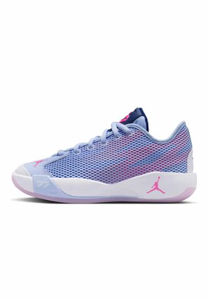 Lyse lilla og pink basketballsko med mesh-øverdel, hvid sål og pink Jumpman-logo på siden og tæerne.