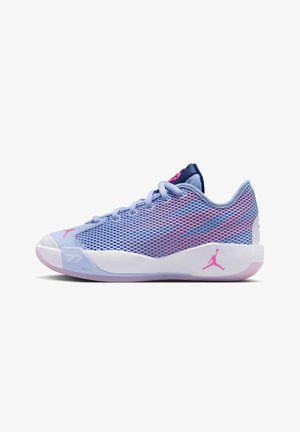 Scarpa da basket viola chiaro e rosa con tomaia in mesh, suola bianca e logo Jumpman rosa sul lato e sulla punta.