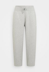 Grå joggebukser med snor i midjen, tettsittende ben og myk tekstur. Har en liten logo på siden, laget av bomullsblandingsmateriale.