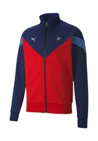 Rode en marineblauwe ritsjack met hoge kraag, met een blauwe accent op de schouder, Puma-logo en BMW-embleem op de borst.