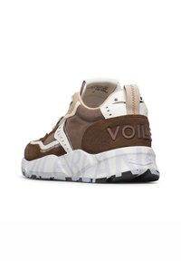 Sneaker in suede marrone e bianco con suola bianca spessa, linguetta beige e la scritta "VOILE" incisa sul tallone, vista dal retro lato destro.