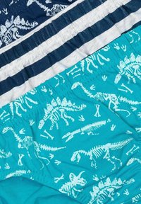 Tre paia di pantaloni corti in navy e turchese. Il navy presenta strisce bianche, mentre il turchese è decorato con motivi di scheletri di dinosauri. Tessuto in cotone.