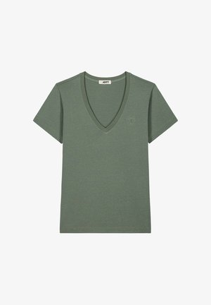 T-shirt verde oliva a maniche corte con scollo a V, con un piccolo logo inciso sul petto sinistro e un'etichetta JOTT sul colletto.