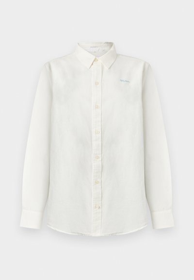 Λευκό πουκάμισο με μακριά μανίκια, κουμπιά, γιακά και μικρή φωτεινή γαλάζια κεντητή επιγραφή στο αριστερό στήθος που αναγράφει "Μητέρα".