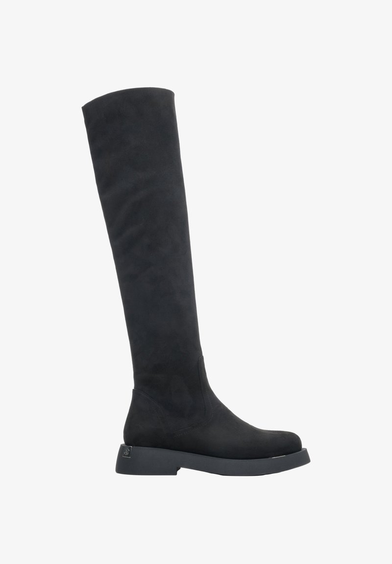 Černé zamšené kozačky nad kolena s plochou podrážkou, elegantním střihem a minimem švů. Vyznačují se hladkým povrchem a subtilními akcenty.