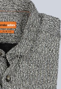 Grauer und schwarzer strukturierter Hemdkragen mit Knöpfen; verfügt über ein oranges Etikett mit der Aufschrift "Emilio Adani Slim Fit."