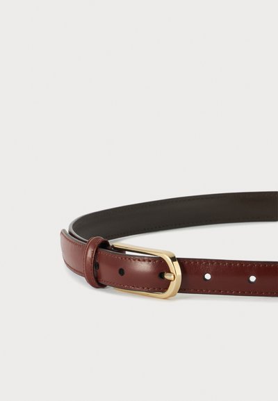 Ceinture en cuir marron avec boucle rectangulaire dorée et plusieurs trous de réglage sur fond gris clair.