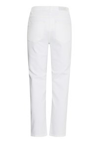 Jean en denim blanc à coupe droite, avec deux poches arrière et une étiquette de marque discrète à la taille. Texture lisse et design épuré.
