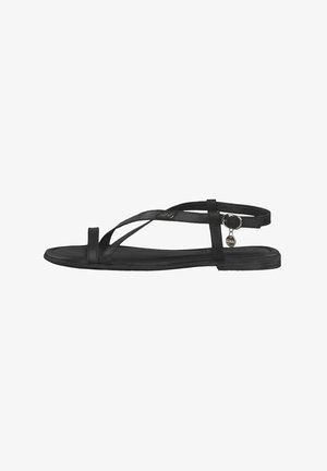 Sandales plates noires avec de fines brides croisées, une semelle intérieure texturée et une sangle de cheville ajustable avec un petit accent métallique.