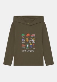 Olivově zelená mikina s dlouhým rukávem, která má grafiku tábornického seznamu s ikonami jako klobouk, stan, spacák a baterka.