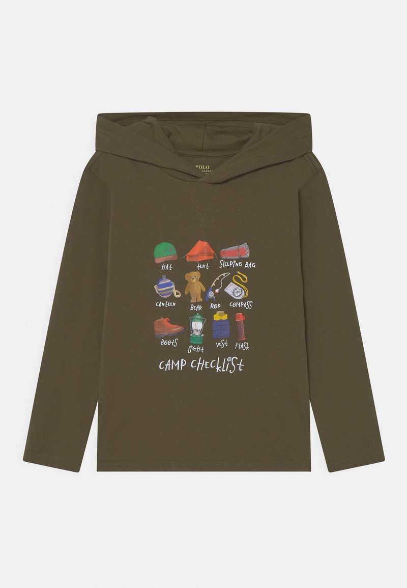 Olivově zelená mikina s dlouhým rukávem, která má grafiku tábornického seznamu s ikonami jako klobouk, stan, spacák a baterka.