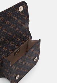 Borsa a tracolla scura con motivo, con superficie texturizzata, dotata di chiusura a scatto dorata e interno beige. Logo del brand visibile all'interno.