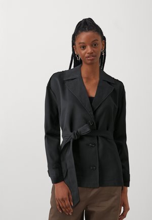 Veste en satin noir avec un col cranté, fermeture à boutons devant, trois boutons et une ceinture à nouer à la taille. Manches longues avec poignets.