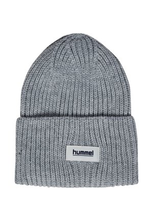 Graue gerippte Strickmütze mit umgeschlagenem Bündchen, das ein rechteckiges weißes Label mit dem Markennamen "hummel" in schwarzen Buchstaben zeigt.