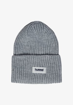 Grå ribstrikket beanie med opbukket kant, der har et rektangulært hvidt mærke med mærkenavnet "hummel" i sorte bogstaver.