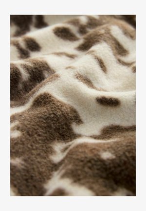 Braunes und cremefarbenes Fleece-Gewebe mit einer gewellten Textur, das ein marmoriertes Muster unregelmäßiger Flecken in verschiedenen Brauntönen aufweist.