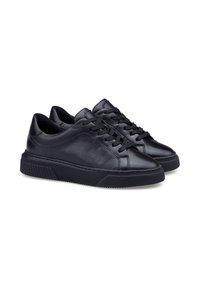 Le sneaker in pelle nera presentano una tomaia liscia, lacci piatti e una suola in gomma testurizzata con cuciture tonali e un design sobrio.