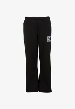 Melnas sporta bikses, kas izgatavotas no mīksta auduma, ar elastīgu jostu, taisnām kājām un baltu burta "K" logotipu priekšā.