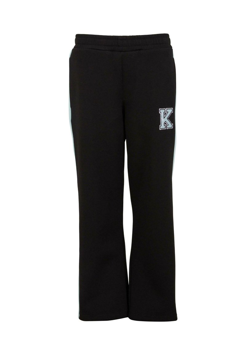 Melnas sporta bikses, kas izgatavotas no mīksta auduma, ar elastīgu jostu, taisnām kājām un baltu burta "K" logotipu priekšā.