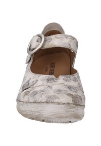 Weißes Slip-On-Schuhwerk mit runder Zehenpartie, verstellbarem silbernen Schnallenverschluss und strukturiertem Gummisohle, das dezente blattähnliche Designs aufweist.