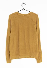 Pull côtelé couleur moutarde à manches longues, encolure ronde et coupe décontractée, présenté sur un cintre noir sur fond blanc.