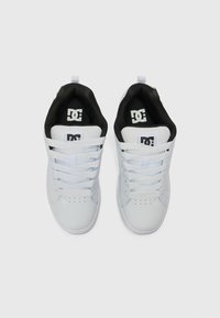 Zapatillas blancas con parte superior de cuero suave, con seis ojales y cordones planos, forro negro y un logo en la lengüeta. Suela texturizada.
